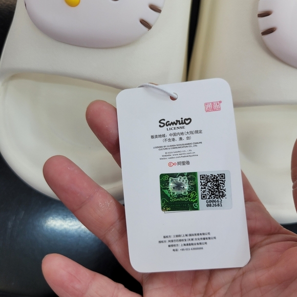 Brand New Sanrio Hello Kitty Big Charm Slippers US 7.5 - Picture 9 of 9